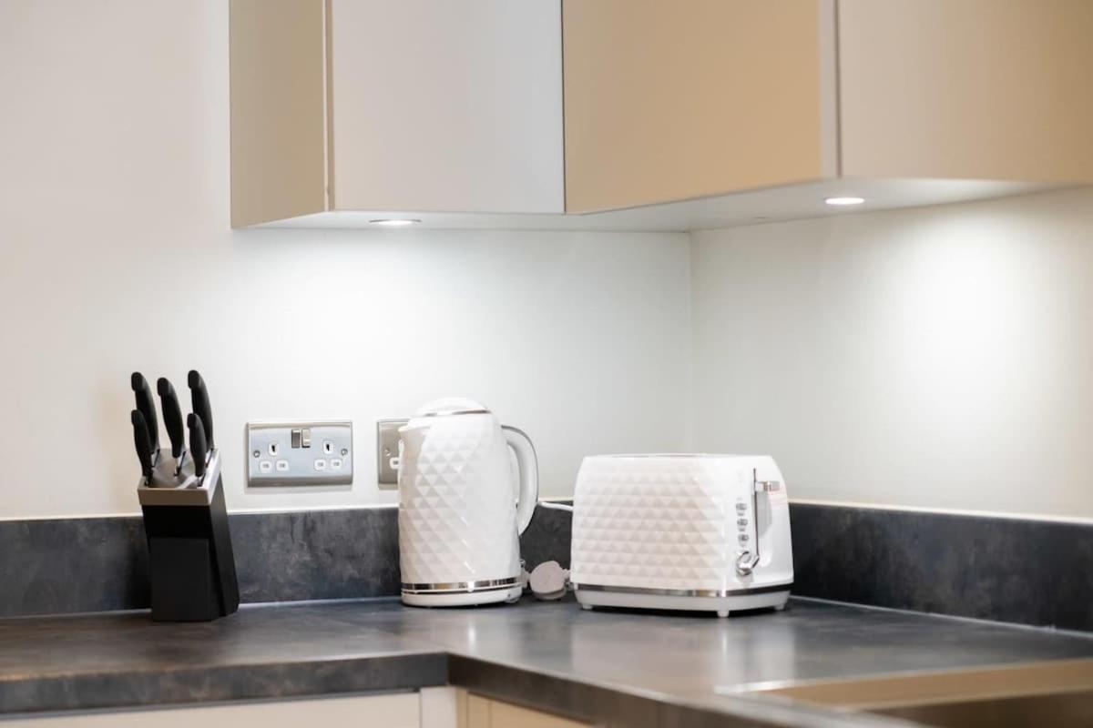 Fantastic 1 Bed Apartment In Crawley Extérieur photo