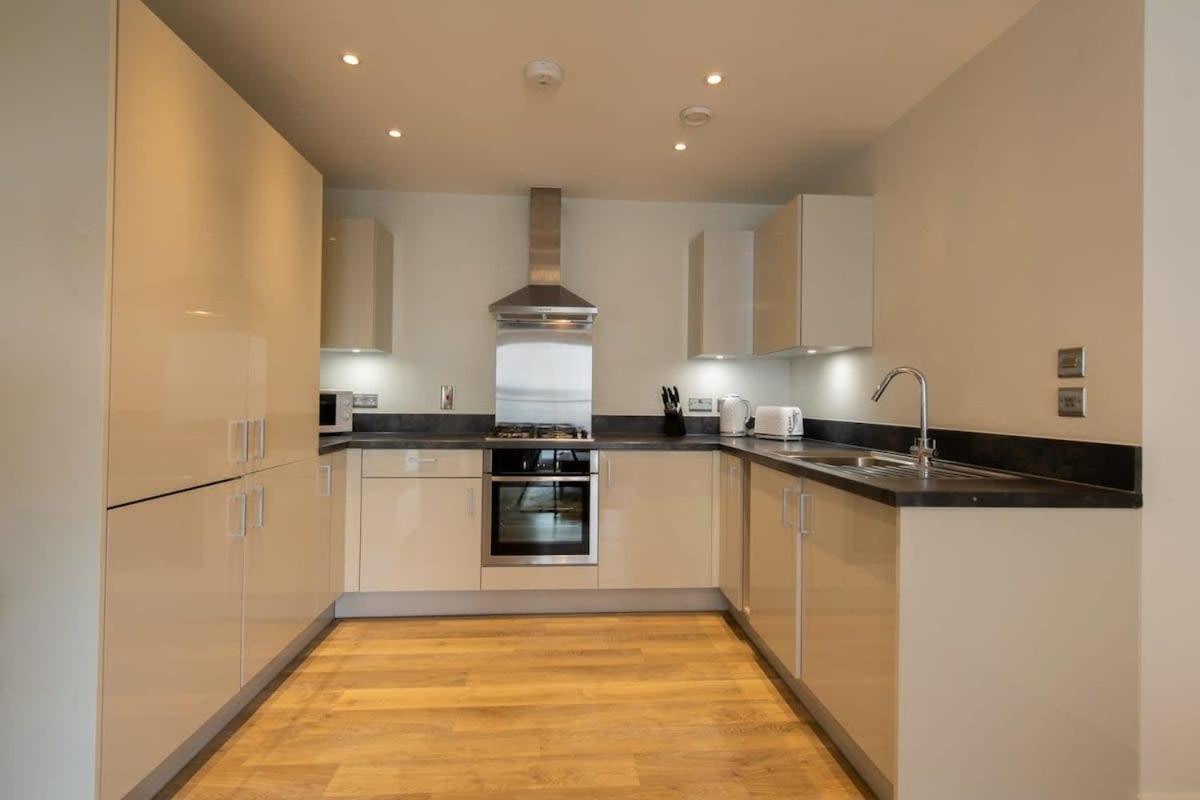 Fantastic 1 Bed Apartment In Crawley Extérieur photo