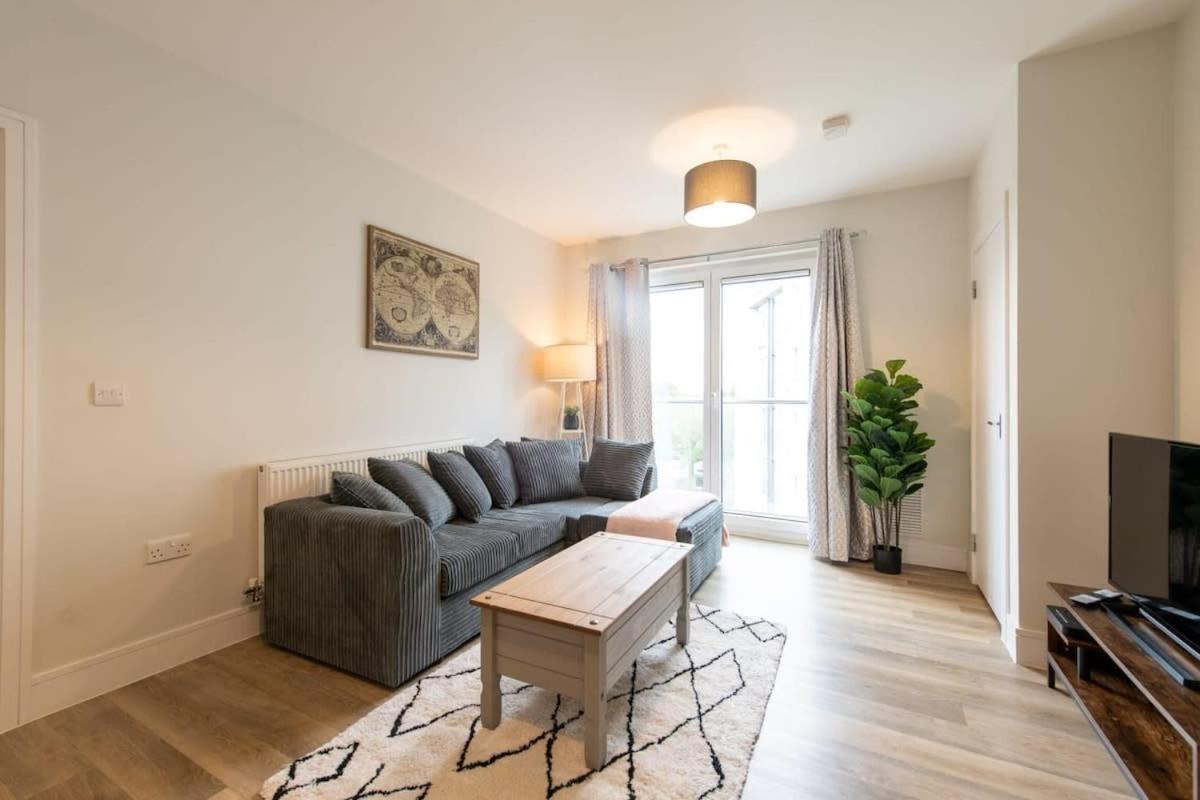 Fantastic 1 Bed Apartment In Crawley Extérieur photo