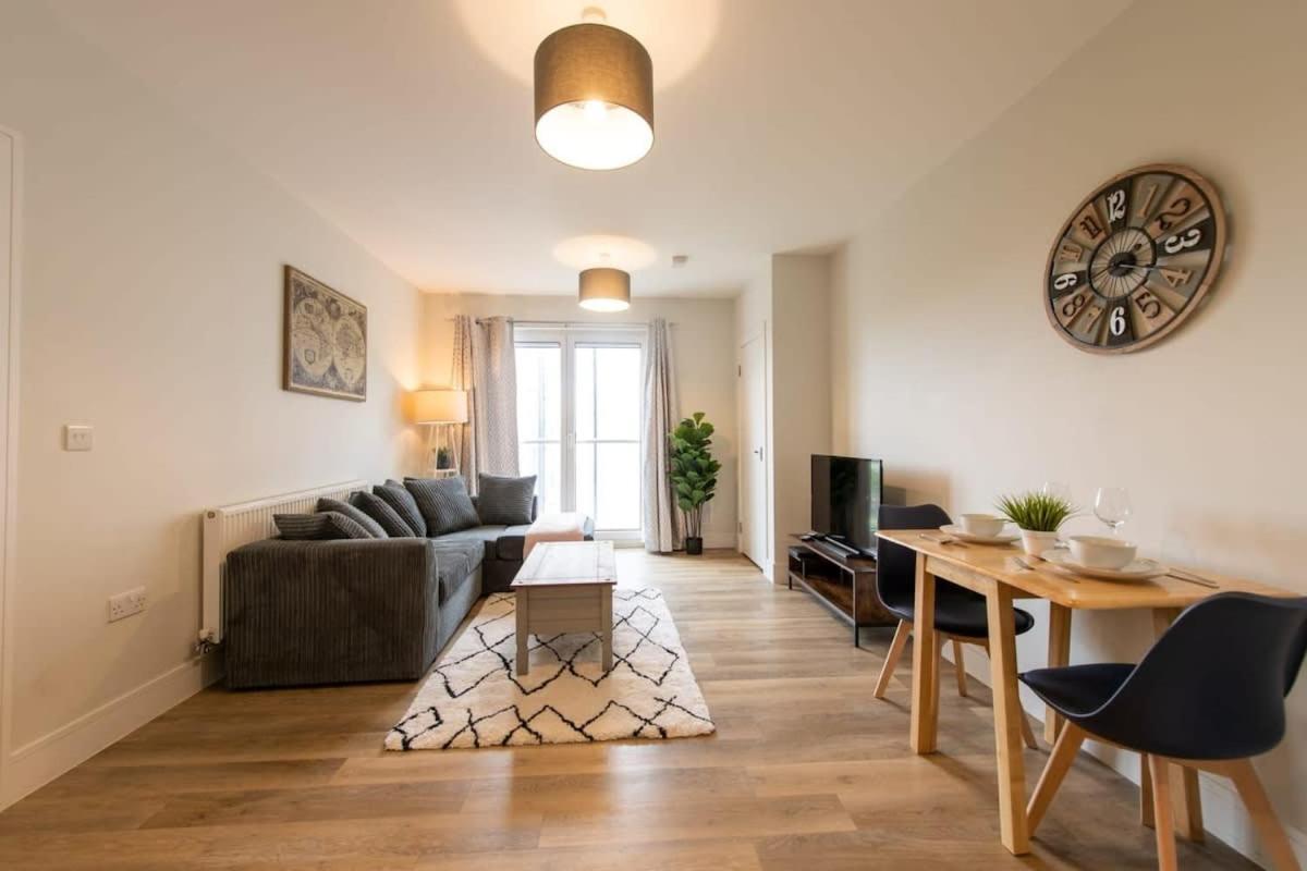 Fantastic 1 Bed Apartment In Crawley Extérieur photo