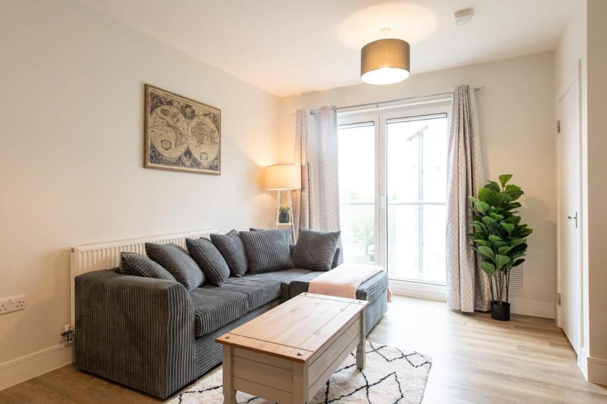 Fantastic 1 Bed Apartment In Crawley Extérieur photo