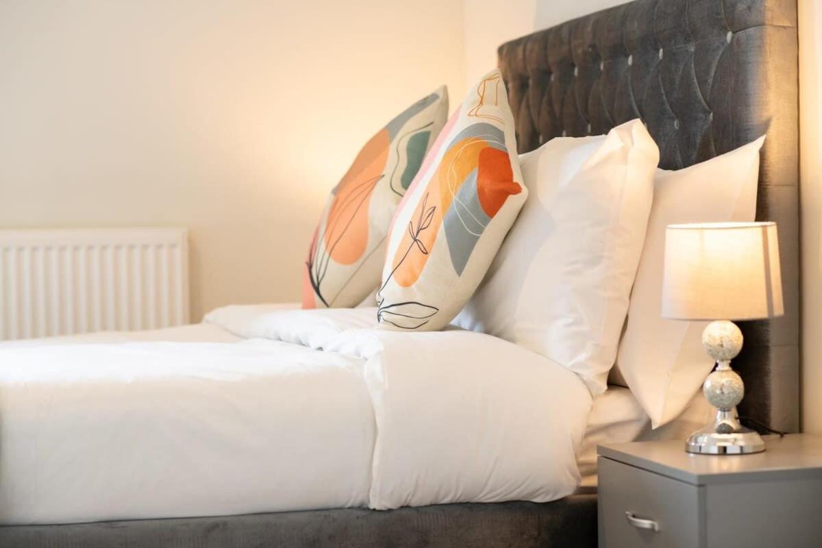 Fantastic 1 Bed Apartment In Crawley Extérieur photo